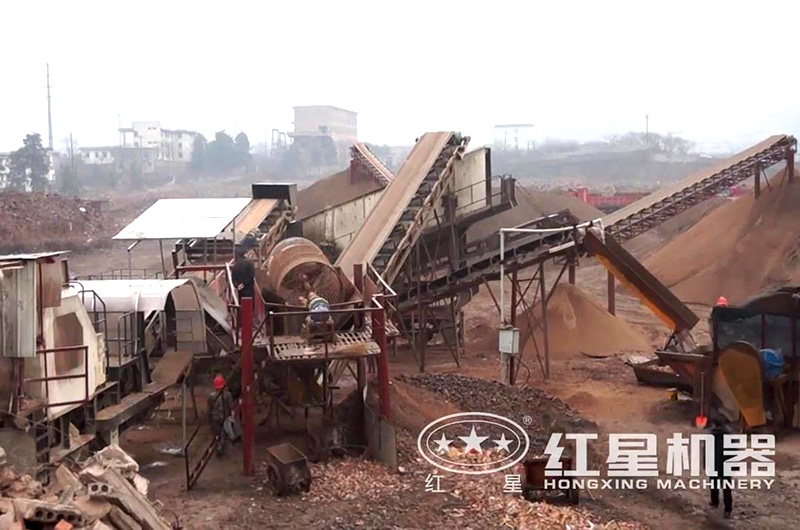 市區(qū)拆遷的建筑垃圾再生碎石制沙現(xiàn)場