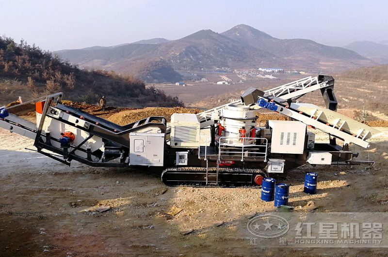 履帶式小型移動破碎機工作現(xiàn)場