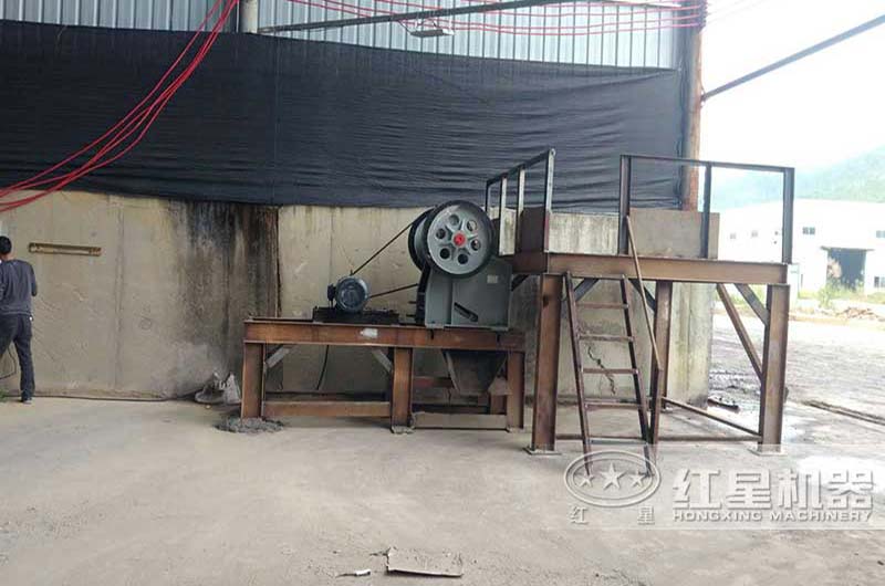 小型簡(jiǎn)易破碎機(jī)加工現(xiàn)場(chǎng)