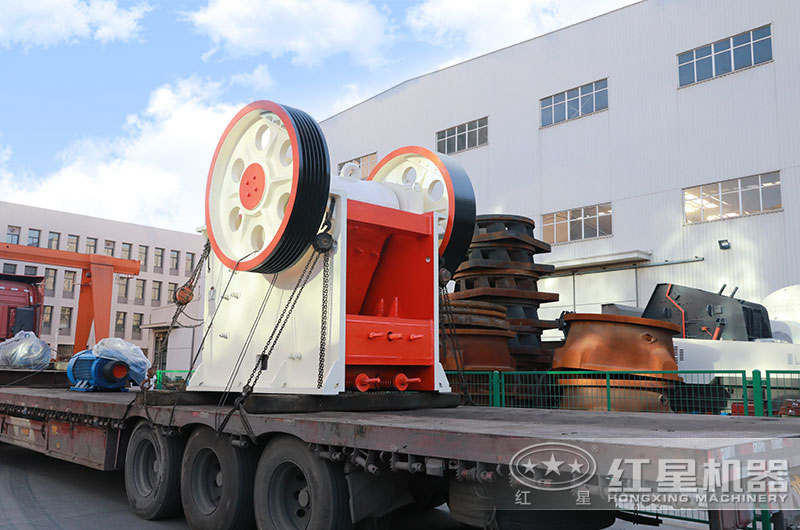 紅星1215鄂破設(shè)備發(fā)貨現(xiàn)場