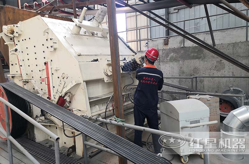 工作人員正在做開機前的全面檢查