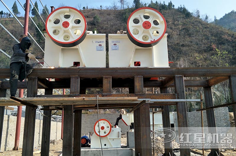 細牙顎式破碎機現(xiàn)場