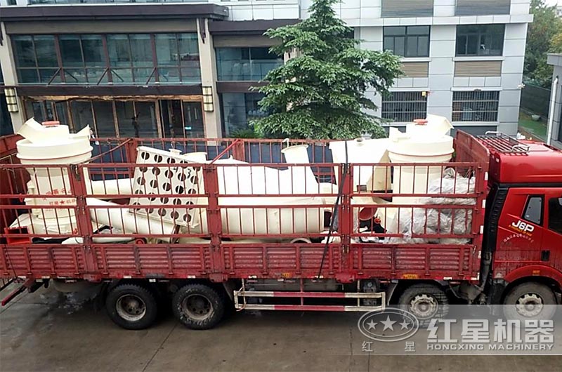 紅星機(jī)器廠(chǎng)家生產(chǎn)的磨粉設(shè)備發(fā)貨