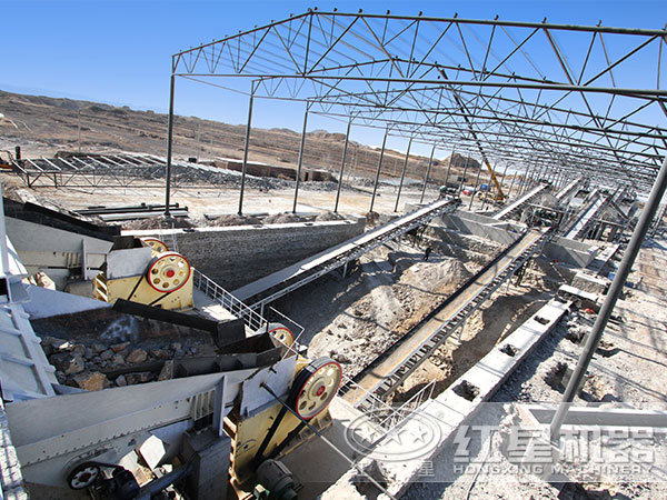 顎式碎石機(jī)現(xiàn)場(chǎng)圖