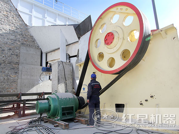 顎式破碎機(jī)現(xiàn)場(chǎng)圖